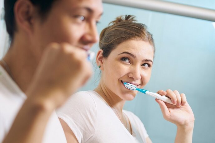 couple-cleans-teeth-man-and-woman-together-in-bathroom